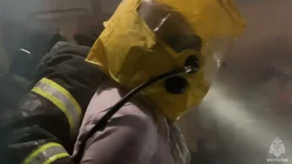 В Омске пожарные спасли 11 человек из горящей многоэтажки