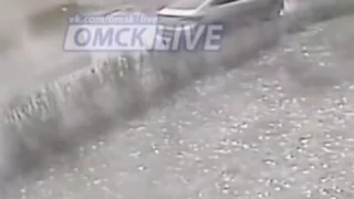 В Омске мужчина упал в яму с кипятком