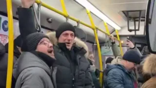 Красноярские артисты поздравили пассажиров музыкой в маршрутке