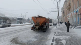 В Омске дорожники вышли на усиленную уборку снега