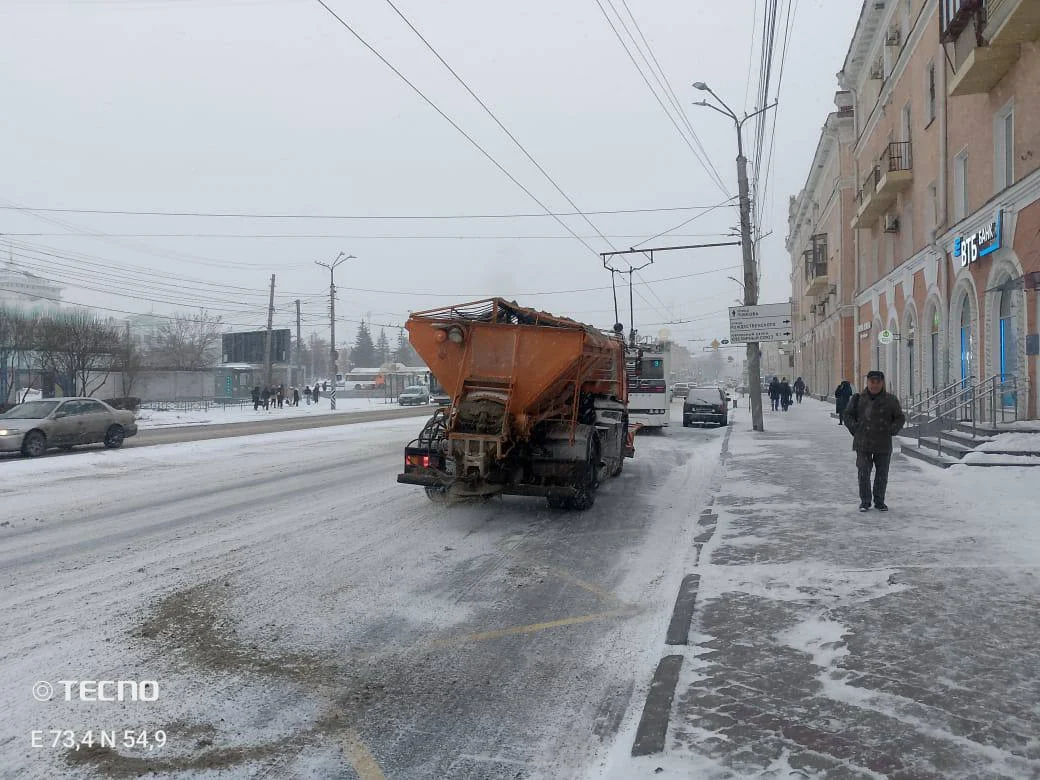 В Омске дорожники вышли на усиленную уборку снега