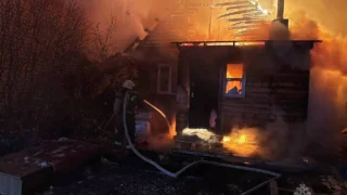 В Омске при пожаре в садоводстве спасли 11 человек