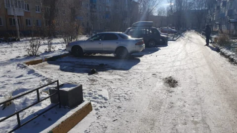 В Омске жителей многоэтажки обязали снести незаконные парковочные барьеры