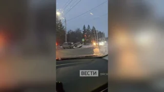 В Омске перевернулся легковой автомобиль