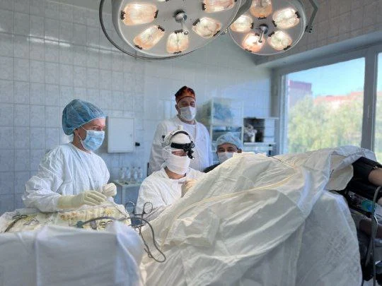 В Омске в ГКБ №1 им. Кабанова А.Н. закуплены новые инструменты для операций на позвоночнике