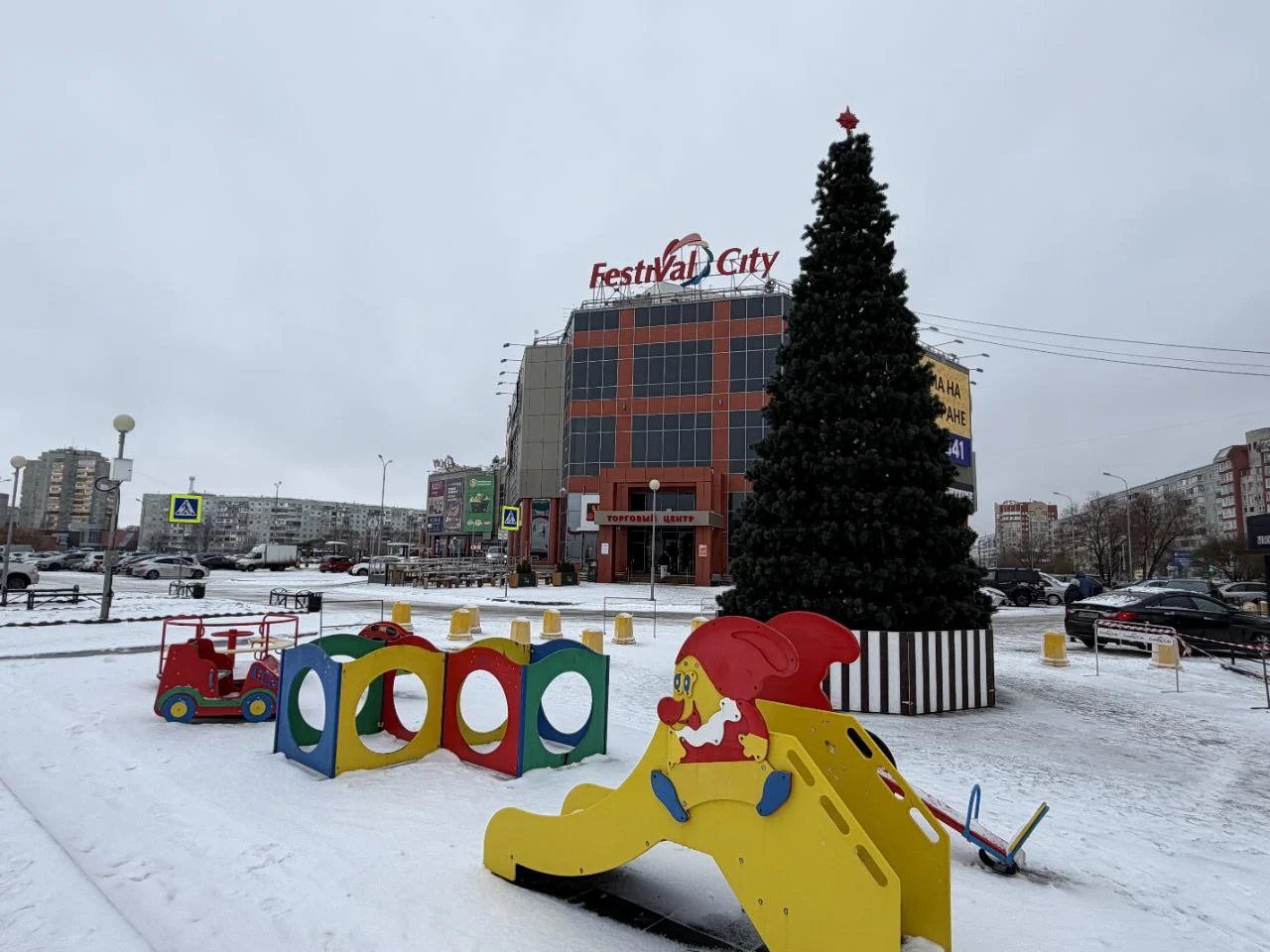 В Омске у «Фестиваля» поставили новогоднюю ёлку