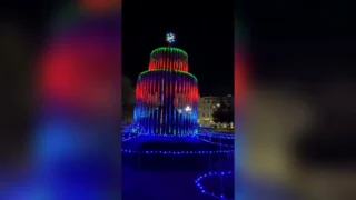 В Омске включили новогоднюю подсветку главного фонтана