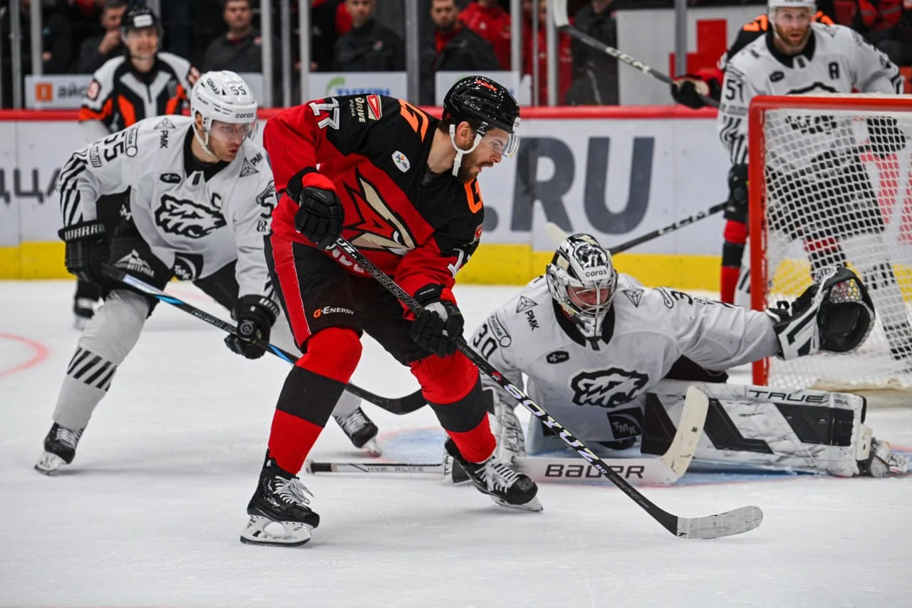 В Омске начался матч «Авангард» — «Трактор»