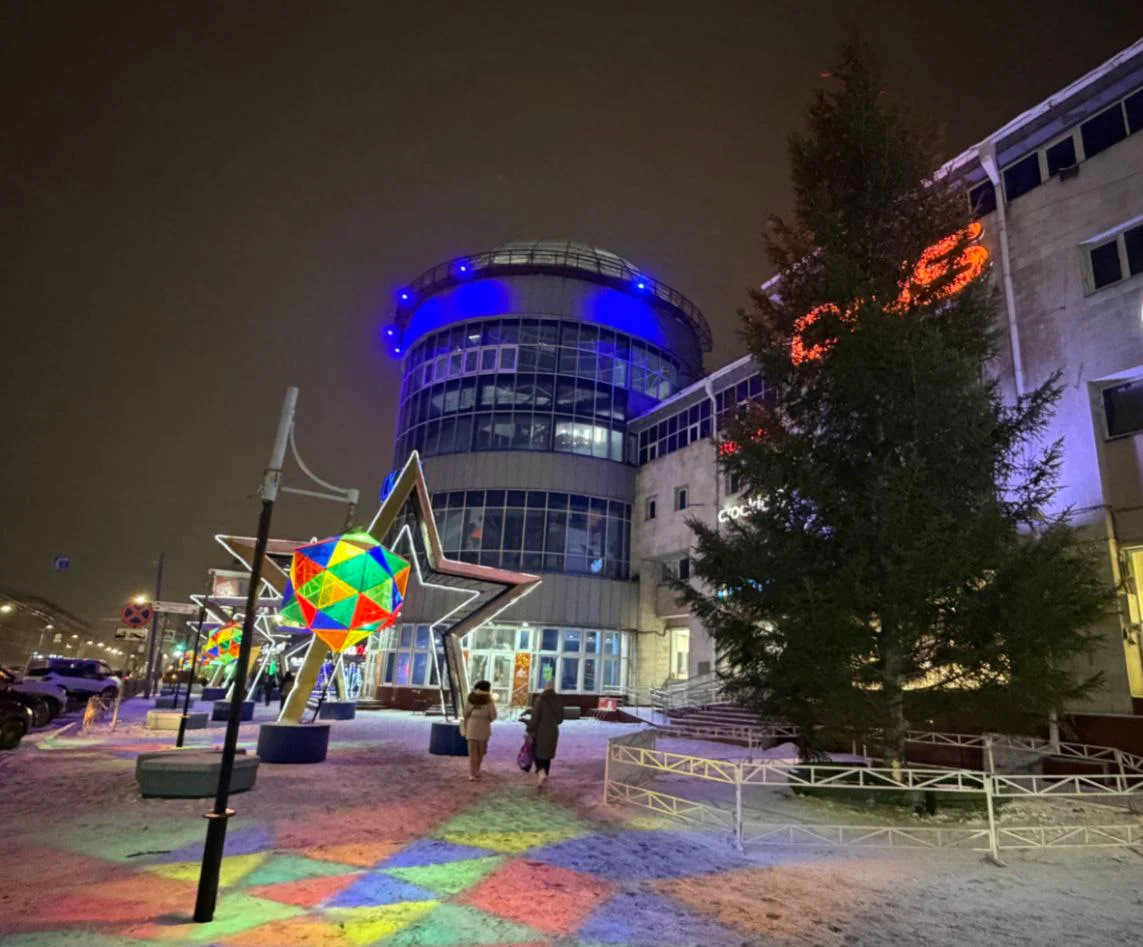 У ТЦ «Каскад» начали устанавливать новогоднюю ёлку