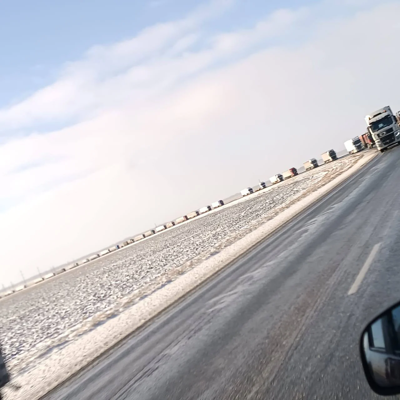 В Омской области образовалась пробка из фур длиной в 7 км из-за обледенения дороги