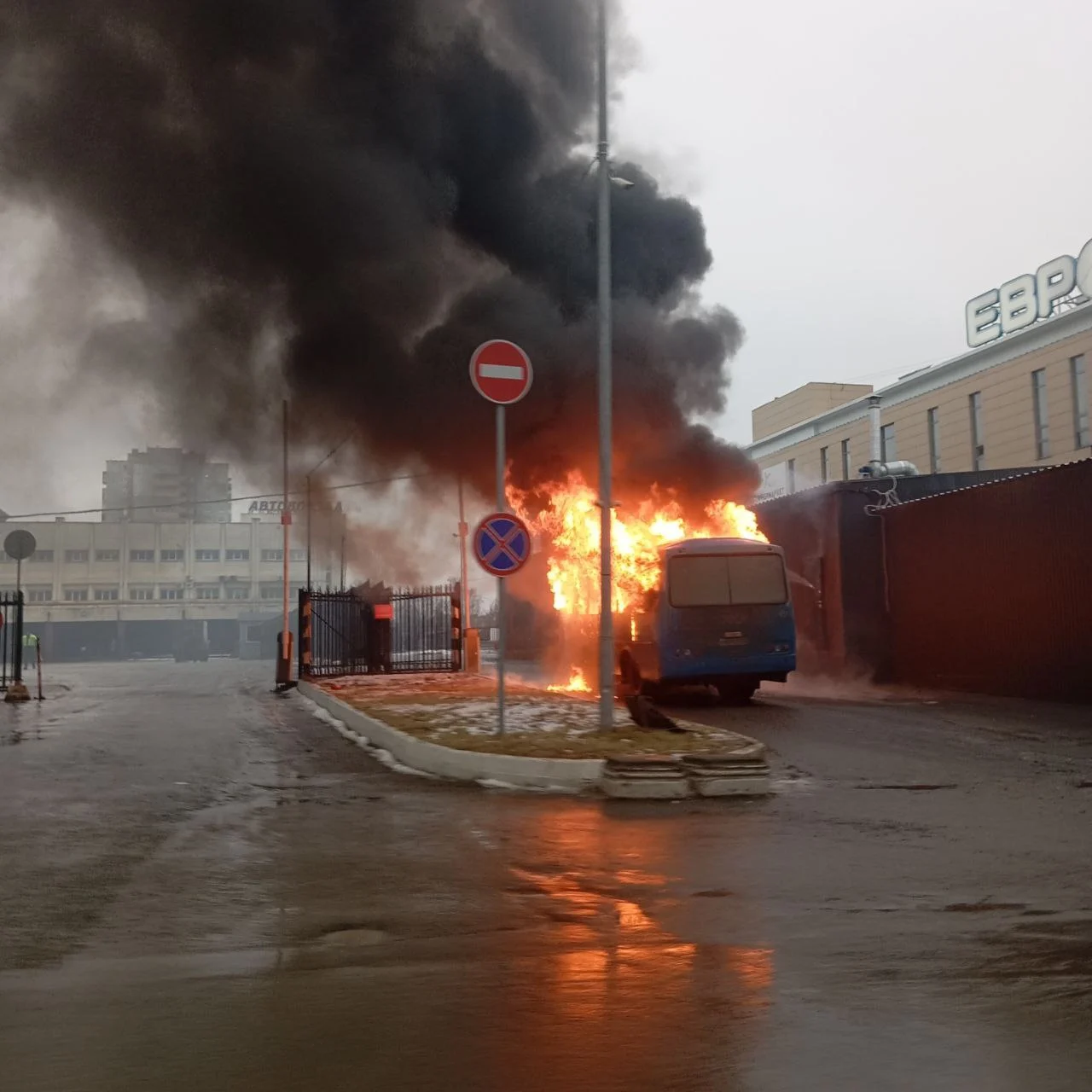 Стали известны причины возгорания автобуса у омского автовокзала