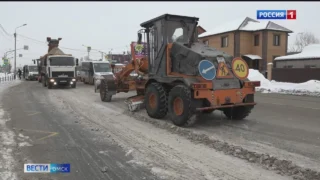 Дорожные службы очищают омские улицы от наледи