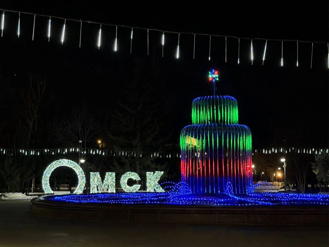 Омск все больше преображается к Новому году