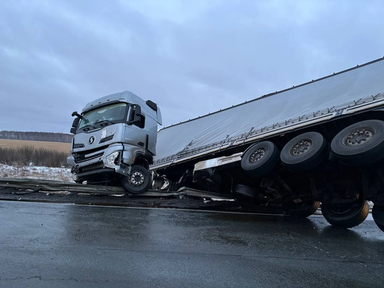 На трассе Омск-Тюмень перевернулась фура