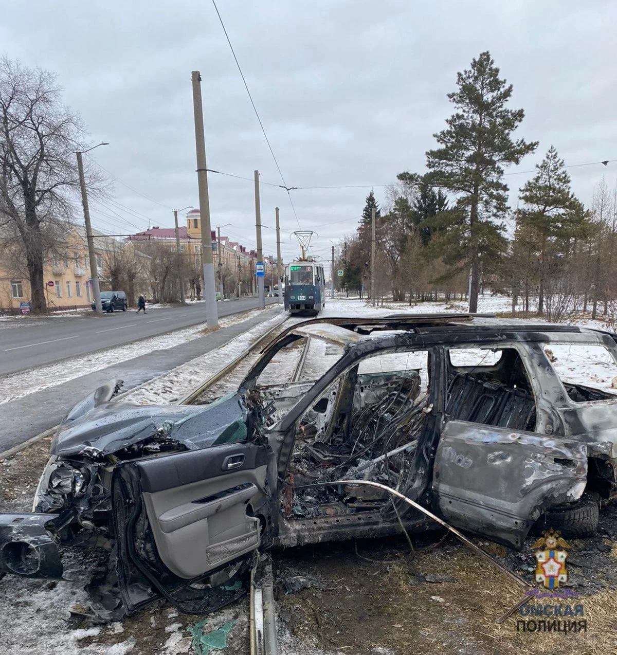 В Омске водитель попал в ДТП, а потом поджог свою машину