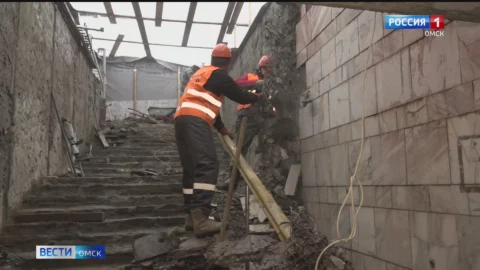 В Омске начали демонтировать конструкции подземного перехода у ТЦ «Омский»