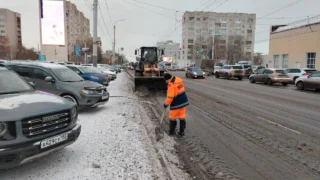 В Омске усилили работу городских дорожных служб