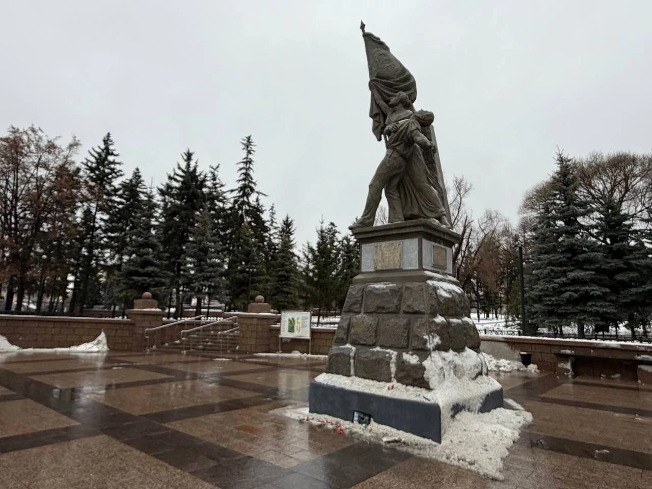 В Омске специалисты подключили Вечный огонь в сквере им. Борцов Революции