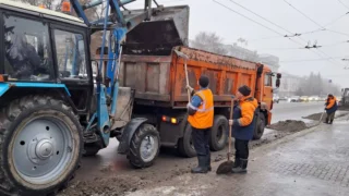 В Омске УДХБ проводит работы по очистке городских территорий