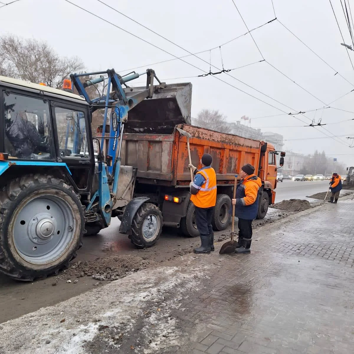 В Омске УДХБ проводит работы по очистке городских территорий