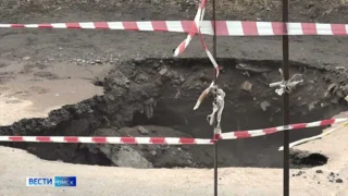 Омский пенсионер, который провалился в яму с кипятком, находится в реанимации