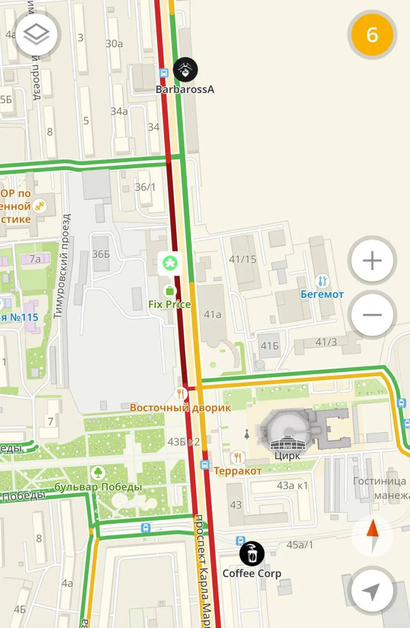 У Цирка в Омске большая пробка: между трамваями зажало автомобиль