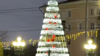 В Омске на Ленина подключили городскую новогоднюю иллюминацию