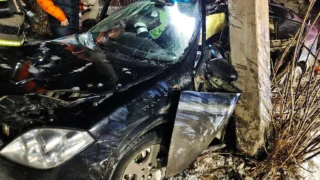 На трассе Омск-Черлак машина «влетела» в опору ЛЭП — есть погибший