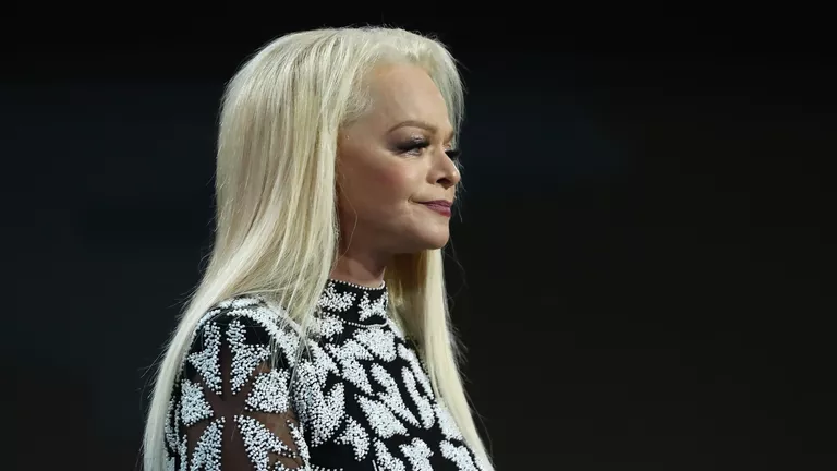 Лариса Долина должна сегодня добровольно покинуть квартиру, из которой ее выселили