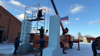 В Омске монтируют праздничные «Зимние Тарские ворота» у Главной ёлки