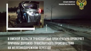 В Омске грузовой поезд столкнулся с легковушкой на переезде