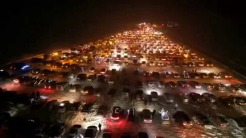 Под Омском собрали светящуюся «автоёлку» из более чем 300 машин