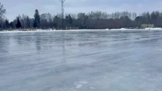 В Омске залили первый каток