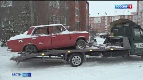 В Омске начали вывозить на спецстоянку дорожные «подснежники»