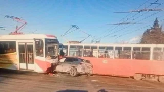 В Омске ДТП около цирка произошло по вине водителя «БМВ Х1»