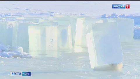 В Омске начали вырезать лед на водоемах
