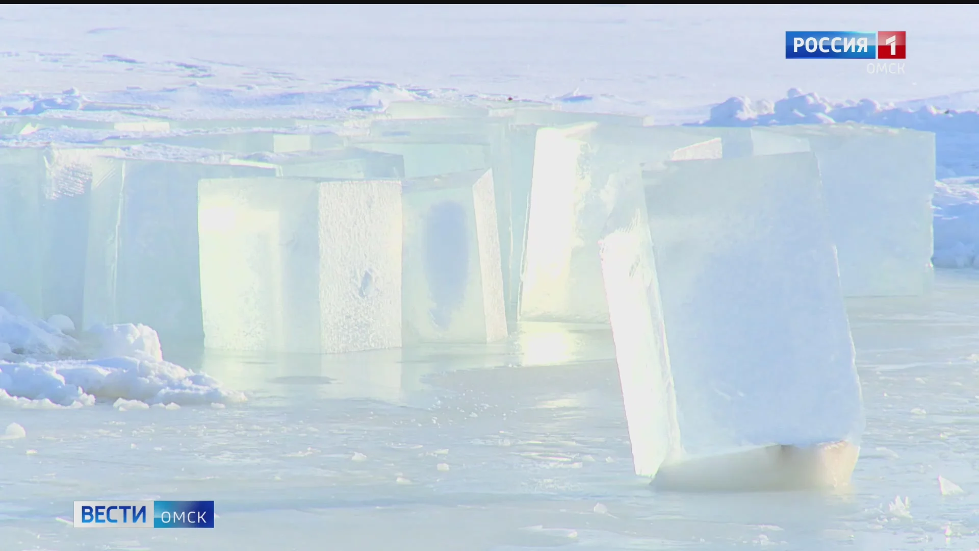 В Омске начали вырезать лед на водоемах