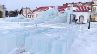 В Омске продолжают создавать ледовые скульптуры