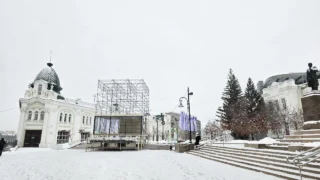 В центре Омска устанавливают теплую сцену для проекта «Зимний Любинский»