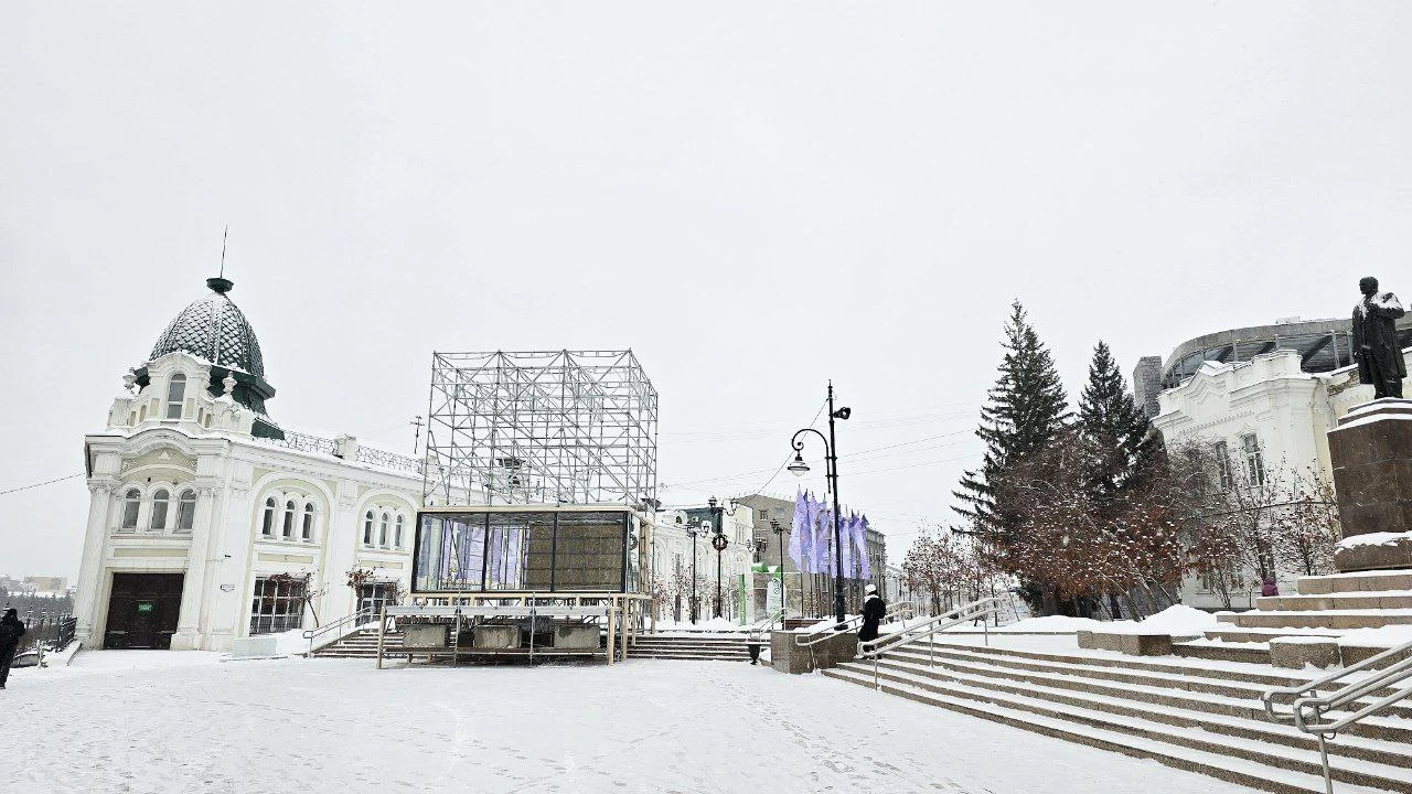 В центре Омска устанавливают теплую сцену для проекта «Зимний Любинский»
