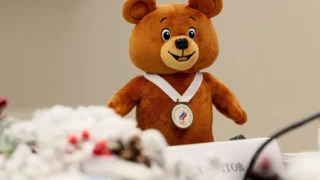 Министр спорта РФ Михаил Дегтярев показал прототип нового олимпийского мишки