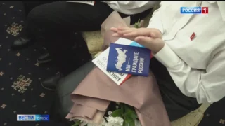 В Омске в торжественной обстановке вручили паспорта 14-летним школьникам региона