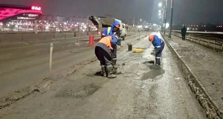 В Омске продолжаются локальные ремонты моста им. 60‑летия ВЛКСМ