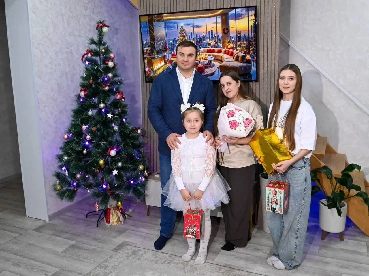 Юные омичи уже начали получать свои новогодние подарки