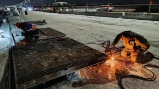 На мосту у Телецентра приступили к замене опорных частей