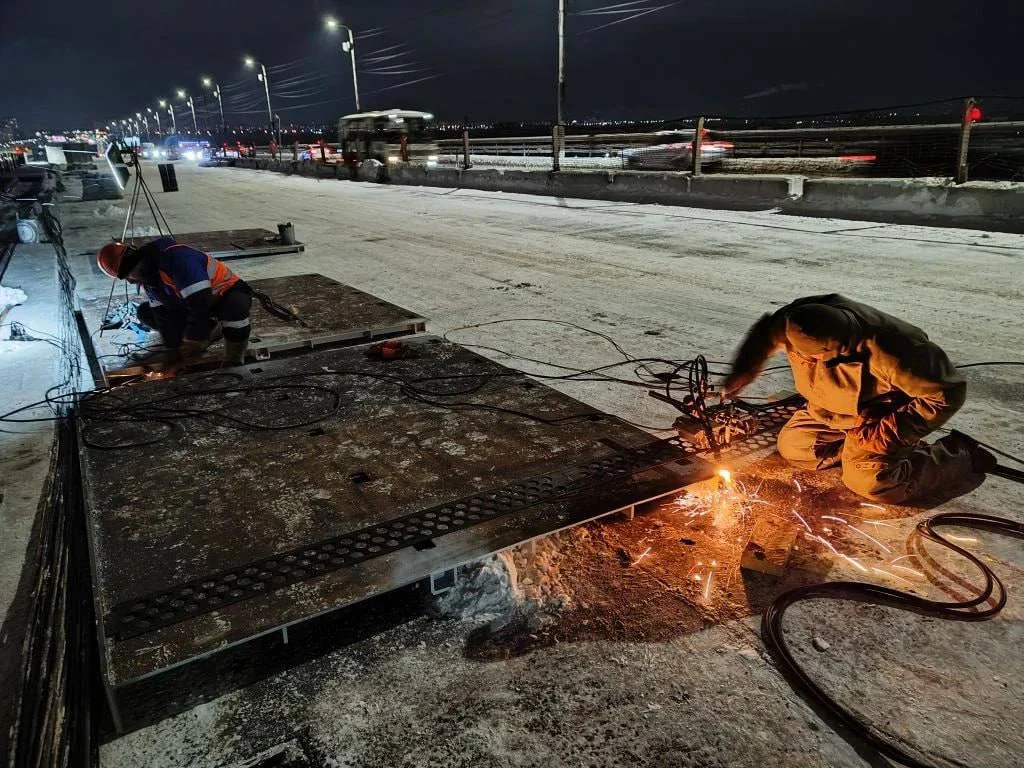На мосту у Телецентра приступили к замене опорных частей