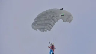 В Омской крепости приземлится новогодний парашютист