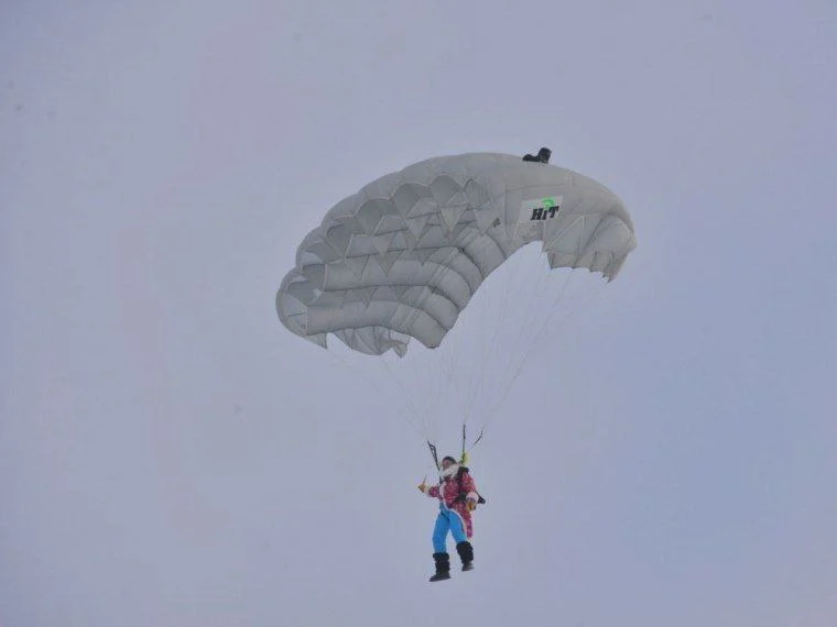 В Омской крепости приземлится новогодний парашютист