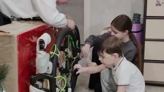 Губернатор Омской области продолжает исполнять детские мечты с «Ёлки желаний»