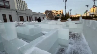 В Омске на Любинском проспекте продолжают создавать праздничное настроение и монтировать украшения